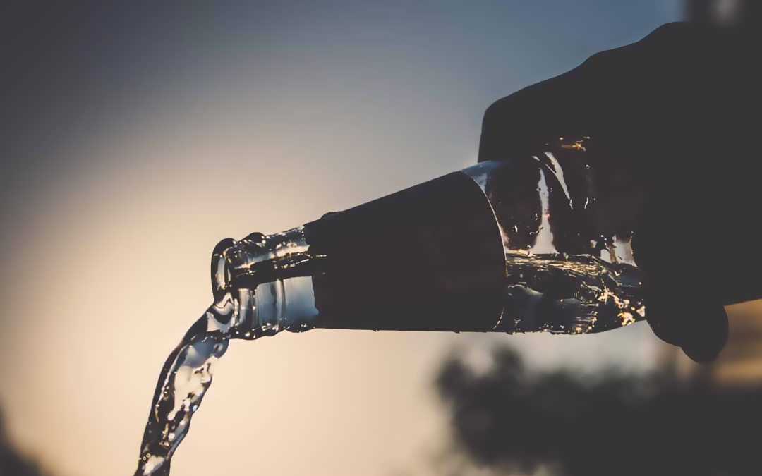 eber água em garrafas de vidro